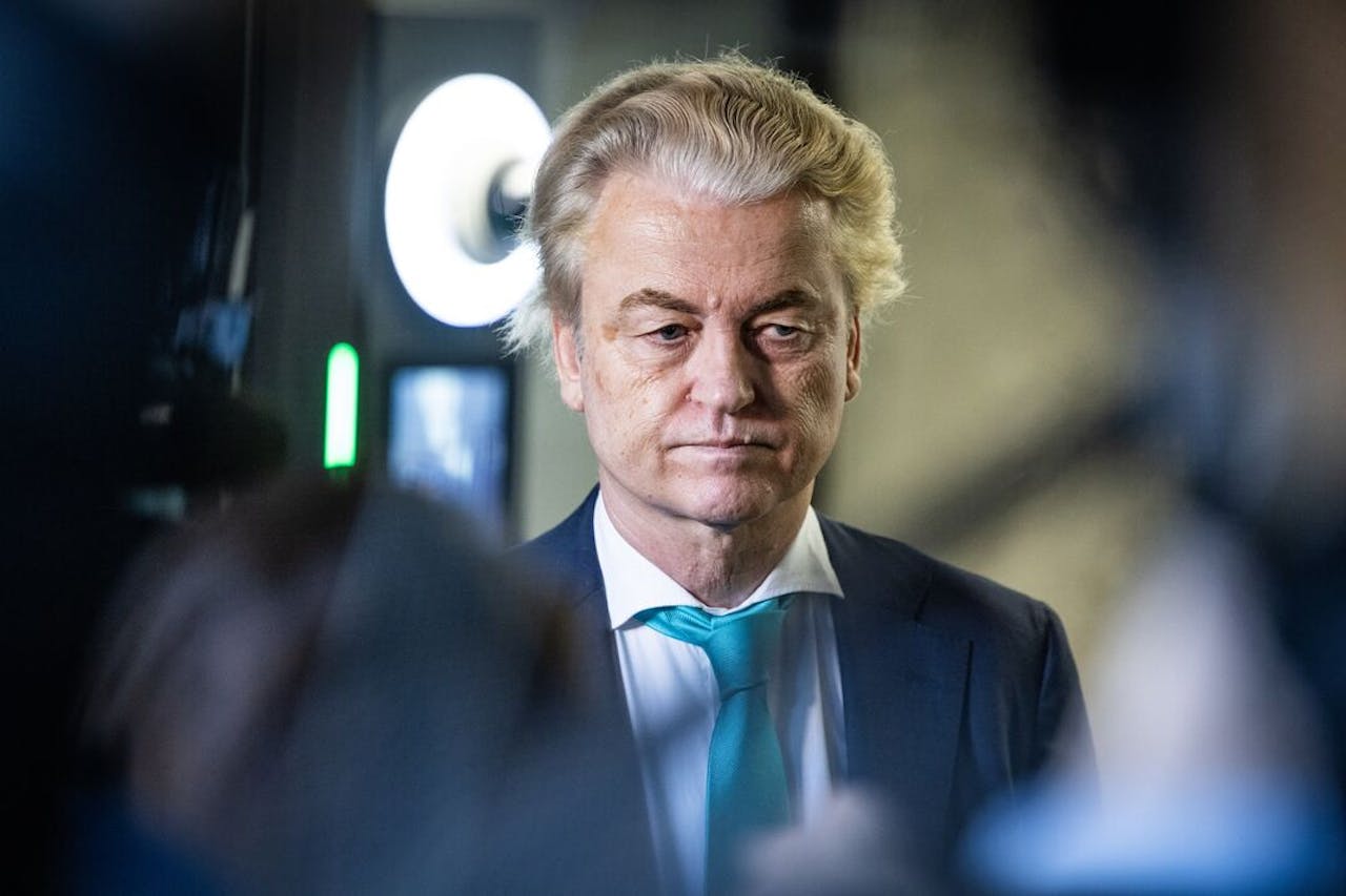 Geert Wilders (PVV) voor aanvang van een gesprek met informateurs Elbert Dijkgraaf en Richard van Zwol.