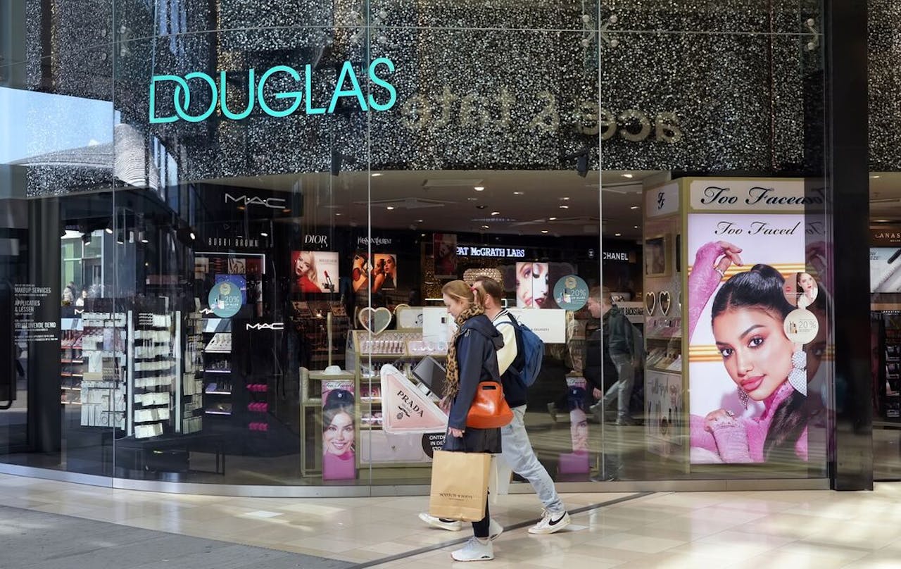 De Duitse parfumverkoper Douglas, die in maart een notering kreeg in Frankfurt, zag de koers direct wegzakken. CVC, dat eind april zijn debuut maakte, is deels eigenaar van het bedrijf.