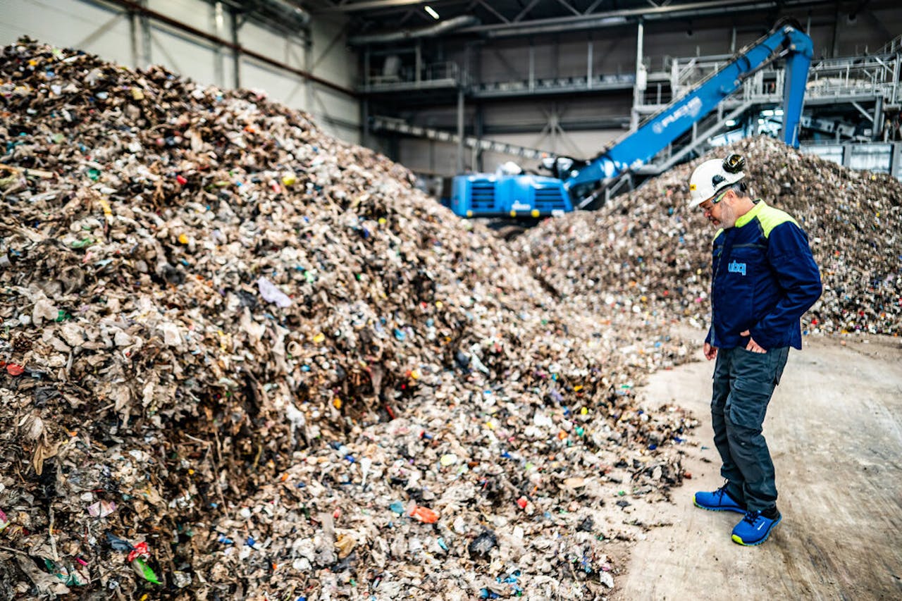 Bergen biologisch afval, waarmee UBQ een duurzaam alternatief voor plastic maakt.