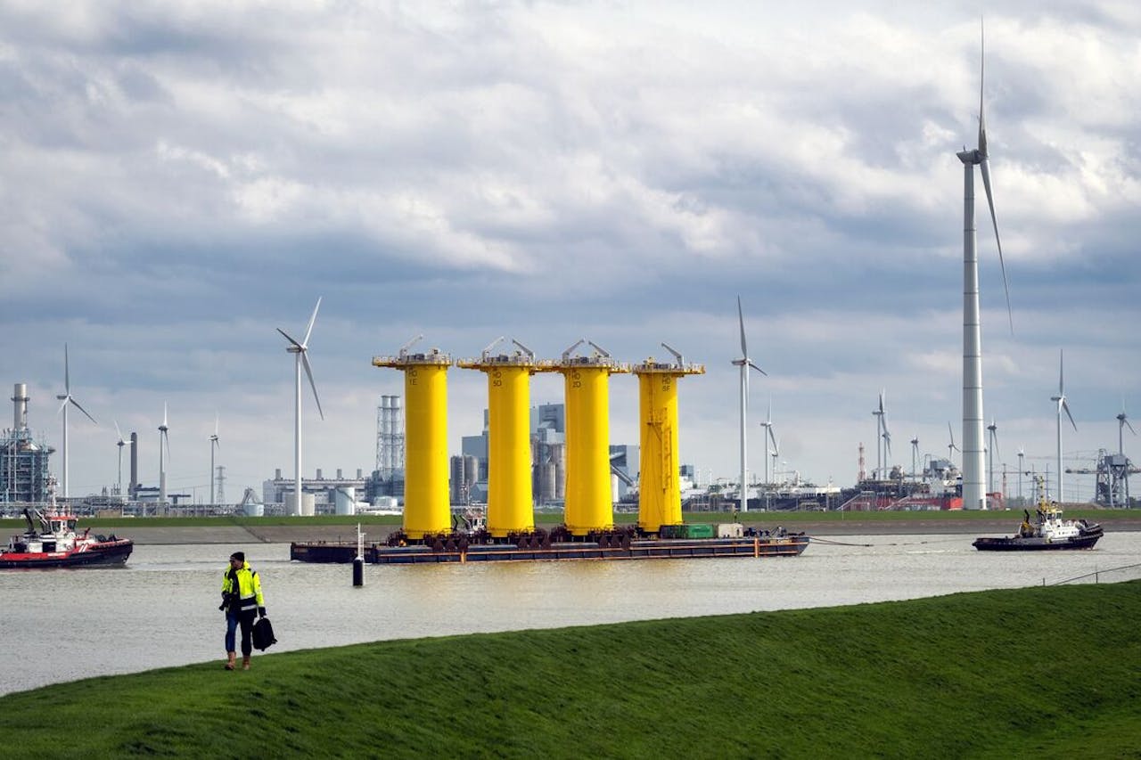Onderdelen voor windturbines op een ponton in de Eemshaven. Vanaf deze locatie worden windturbines gemonteerd voor het offshore windpark Hollandse Kust Noord.