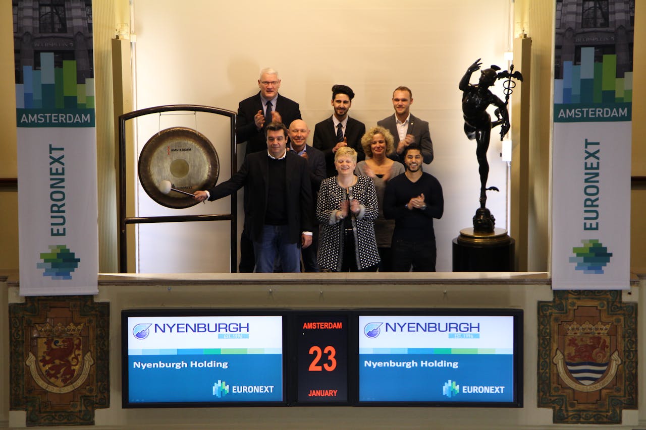 Nyenburgh-bestuurder Rob Kamsteeg mocht op 23 januari 2018 op de gong slaan van de Amsterdamse beurs.