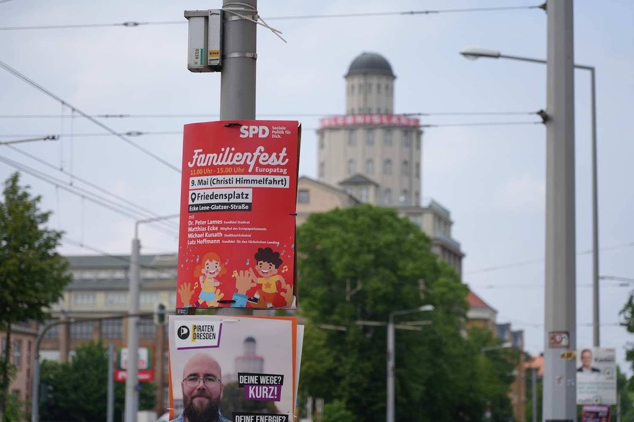 Een poster van de SPD en de Piratenpartij in de Dresdener wijk Striesen. Onbekenden mishandelden daar vrijdagavond de lijsttrekker van de SPD voor de Europese verkiezingen.