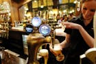 Heineken steekt tientallen miljoenen in renovatie Britse pubs