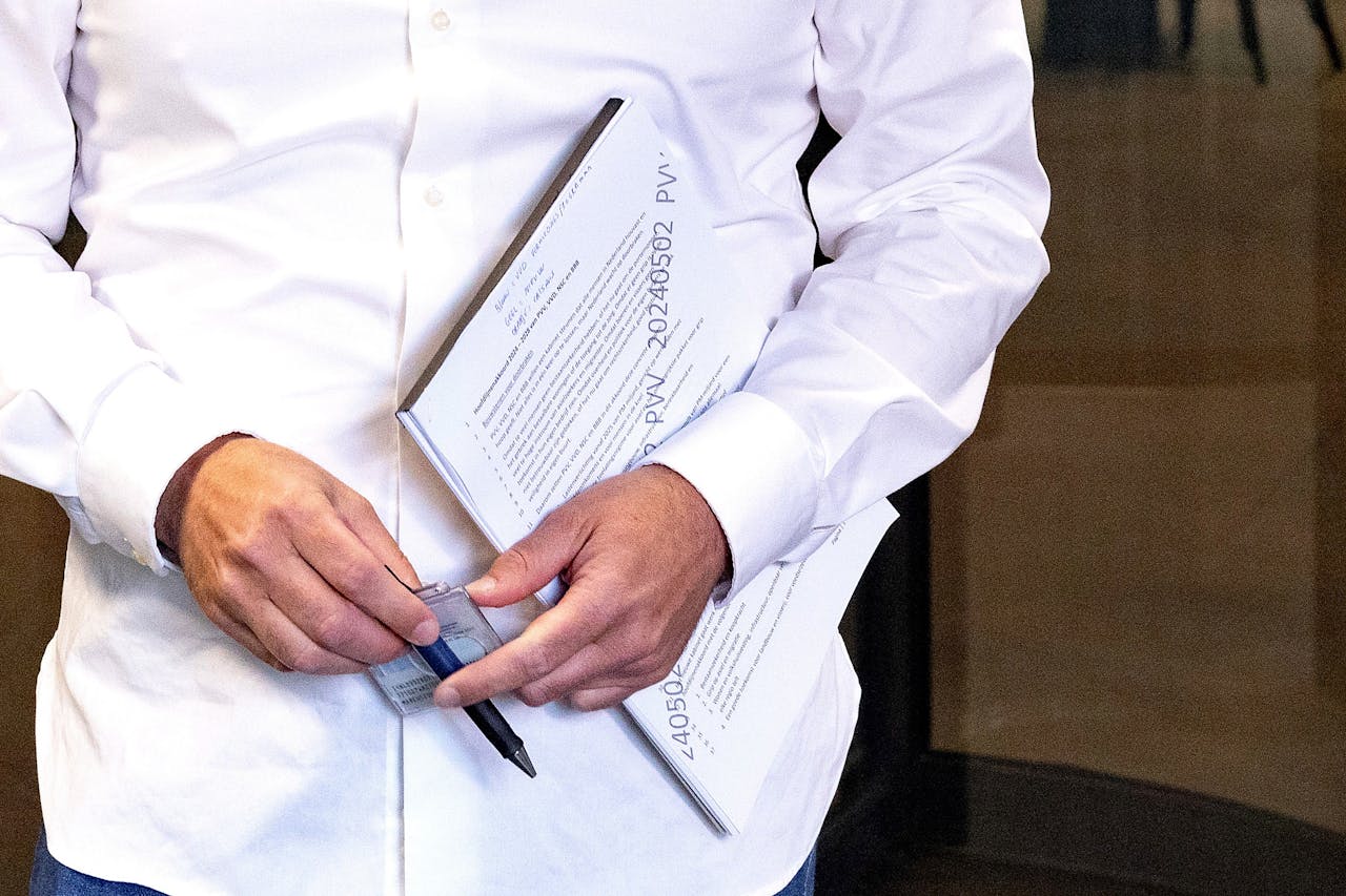 Gidi Markuszower (PVV) loopt met een leesbaar document onder de arm naar de formatieruimte in de Tweede Kamer.