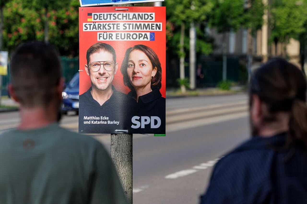Een verkiezingsposter in Dresden waarop SPD-kandidaat voor het Europees Parlement Matthias Ecke staat afgebeeld. Tijdens het ophangen van de posters werd Ecke vrijdagavond belaagd en het ziekenhuis in geslagen.