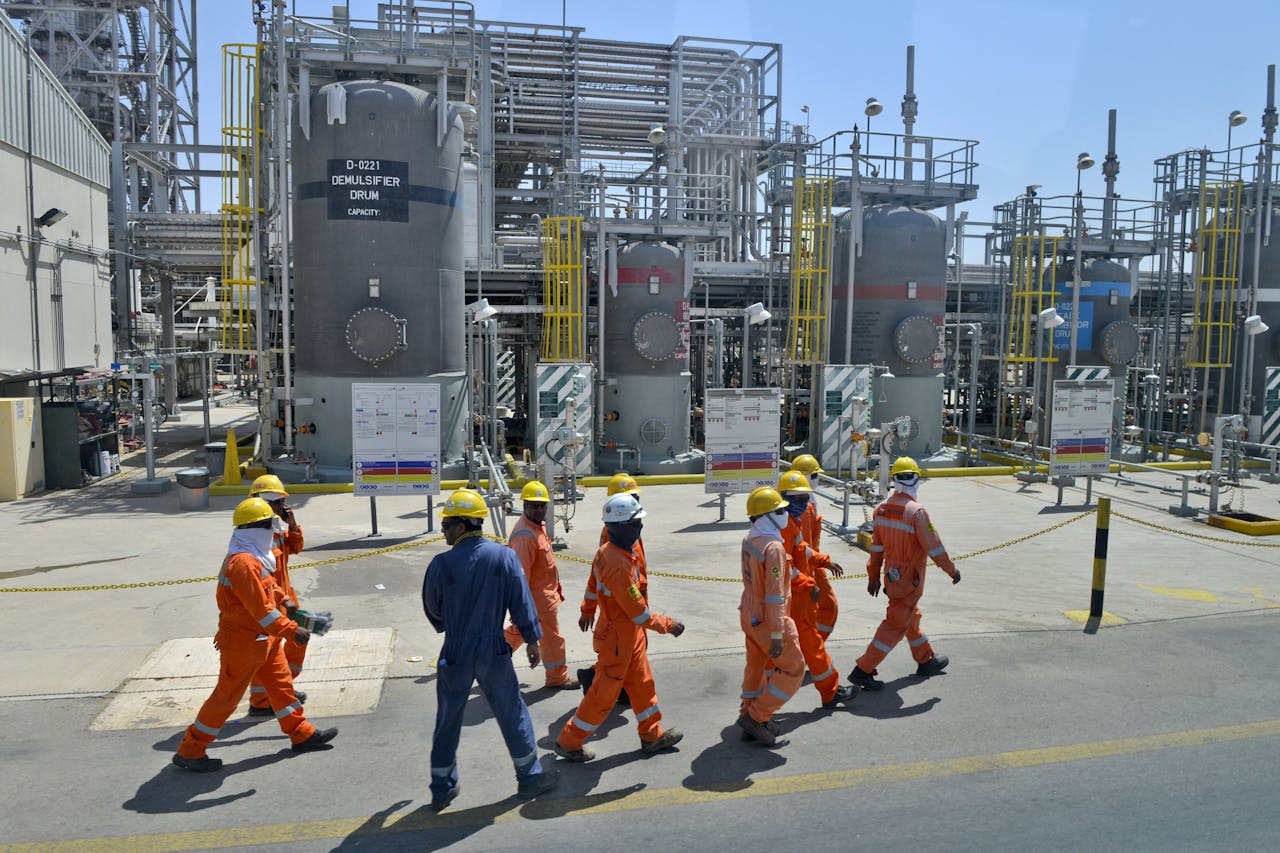 Werknemers van het Saoedische Aramco bij de olie-installaties van Khurais. Samen met die in Abqaiq is de faciliteit goed voor ongeveer 5% van de mondiale olieproductie.
