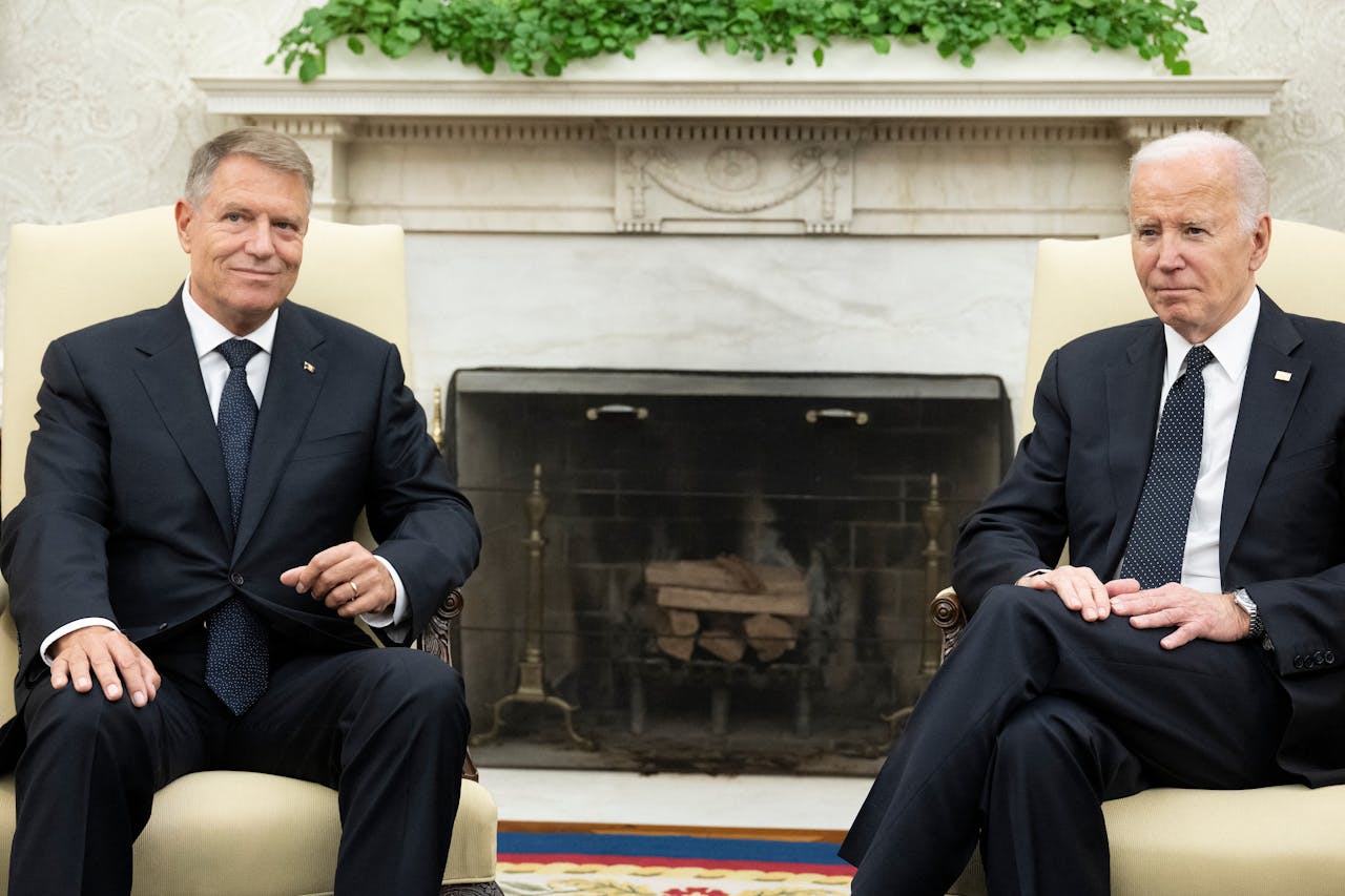 De Amerikaanse president Joe Biden (rechts) verwelkomt zijn Roemeense evenknie in de Oval Office. Foto: Brendan Smialowski / AFP