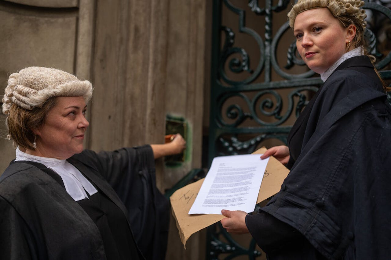 Vrouwelijke juristen protesteerden in maart bij de Garrick Club door een open brief aan te bieden met de eis ook vrouwelijke leden toe te staan.