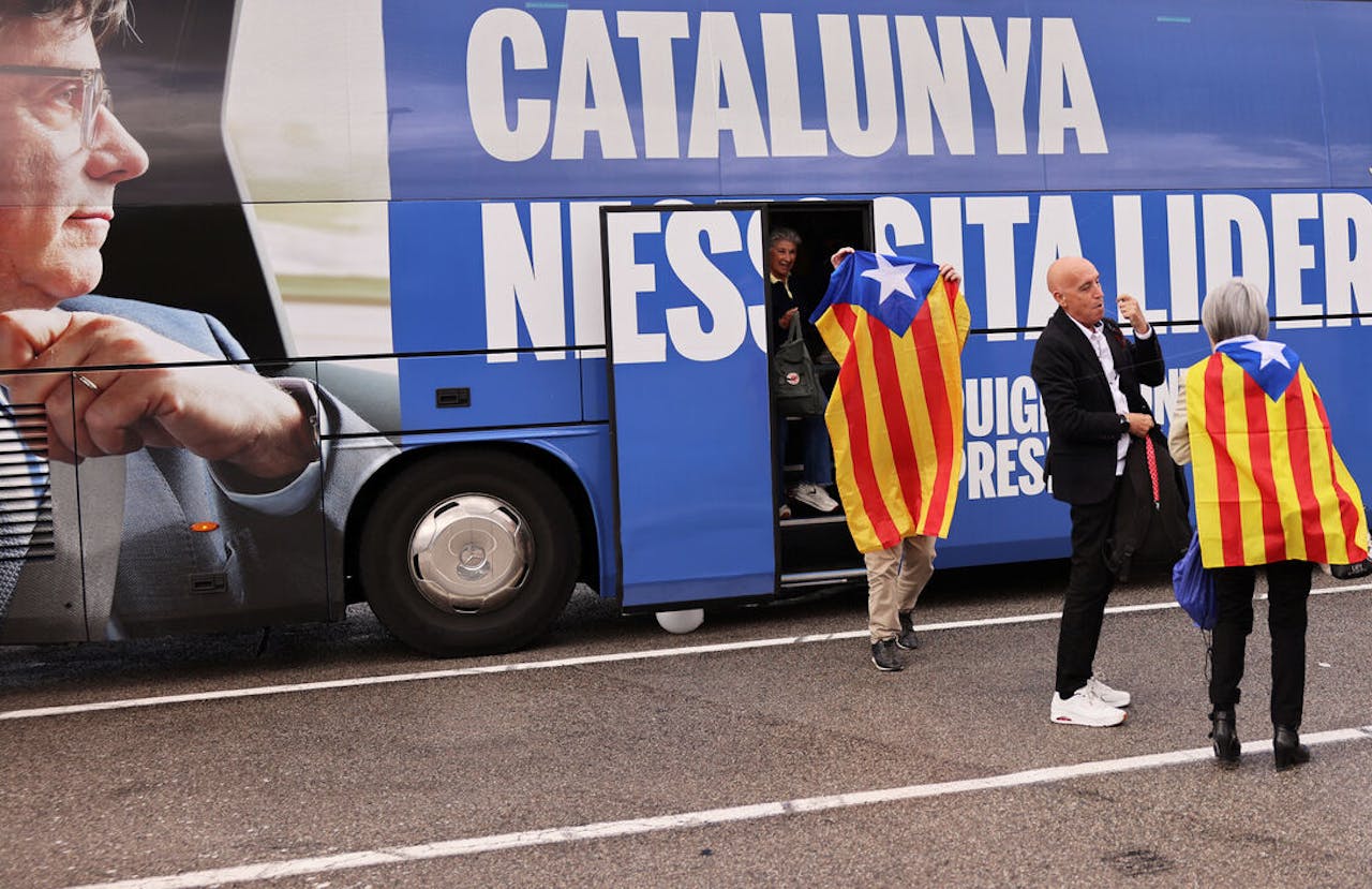 Medestanders van separatistenleider Carles Puigdemont tooien zich met Catalaanse vlaggen.