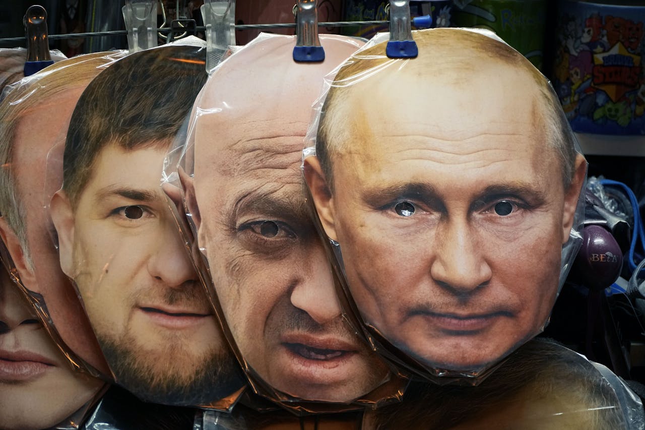 Maskers van Vladimir Poetin (rechts), Wagner-baas Jevgeni Prigozjin (midden) en Tsjetsjenenleider Ramzan Kadyrov (links), hoofdrolspelers in de oorlog in Oekraïne.