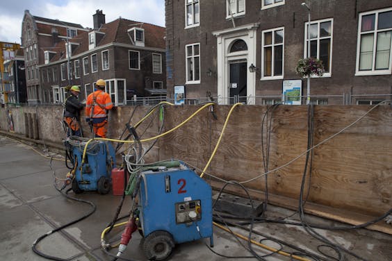 September 2012: door een lek in een boormachine die wordt gebruikt bij de aanleg van de Noord-Zuidlijn in Amsterdam verzakken een aantal panden op de Vijzelgracht.