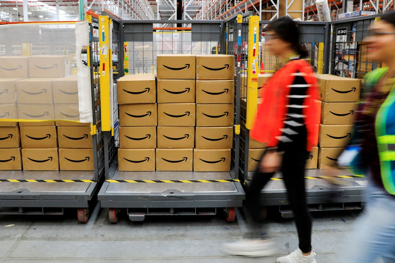Pakketjes van Amazon in een distributiecentrum. De volgorde van producten op de website kan bedrijven maken of breken.