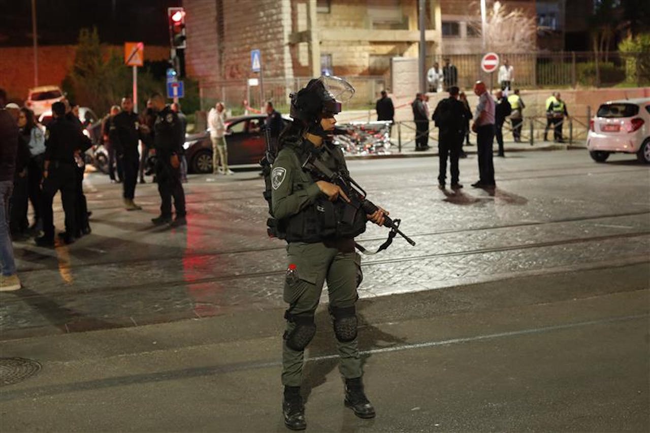 Israëlische veiligheidstroepen vrijdagavond bij de synagoge in Jeruzalem waar een schutter zeker zeven mensen doodde