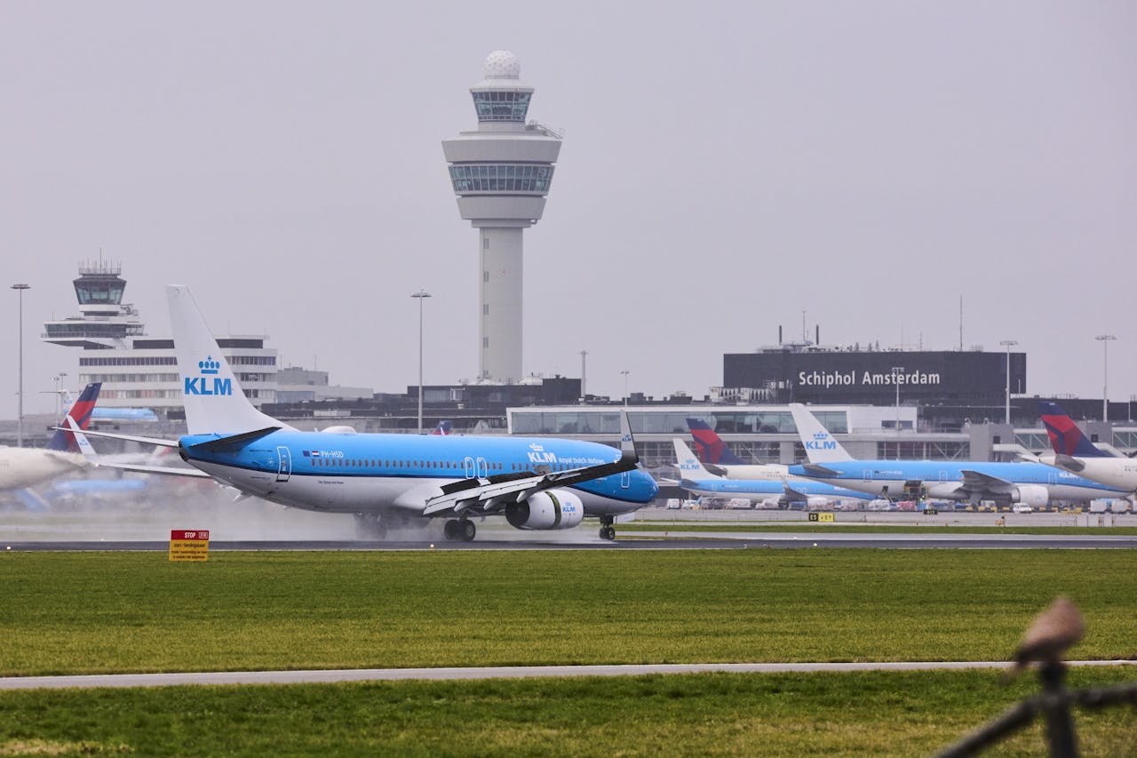 Een toestel van KLM landt op de Buitenveldertbaan van Schiphol.