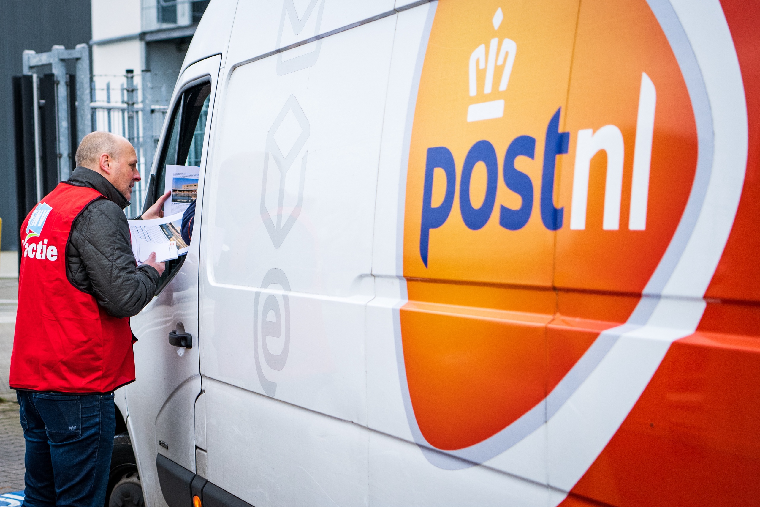 PostNL Verhoogt Lonen Met Afgewezen Bod, FNV Spreekt Van 'zoethoudertje'