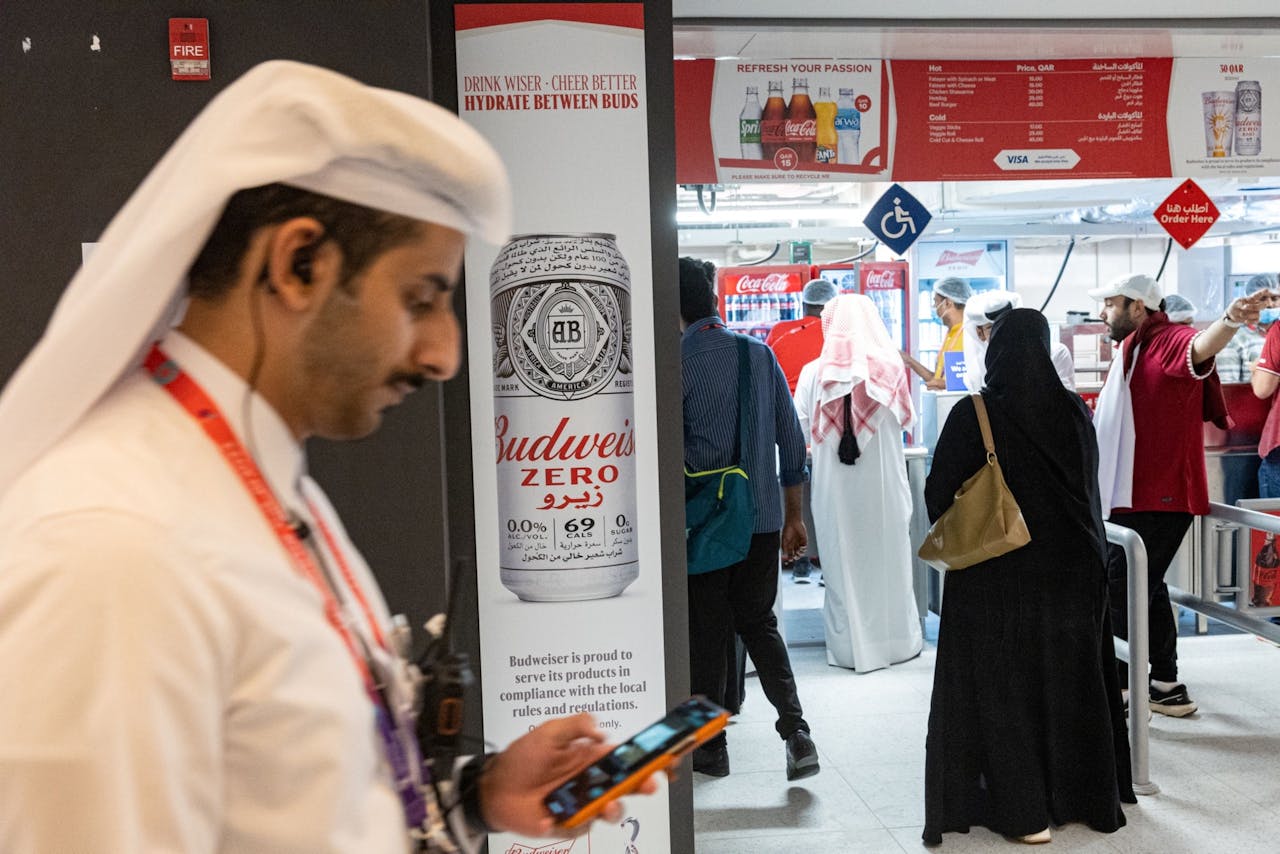 Budweiser, een van de hoofdmerken van AB Inbev, is als toernooisponsor prominent aanwezig in Qatar. Vrijdag werd bekend dat er een alcoholverbod geldt in de stadions.