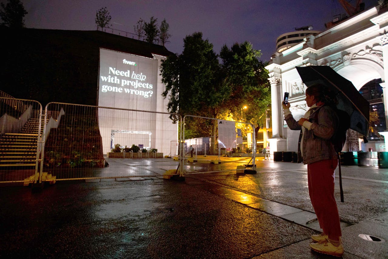 Fiverr adverteert op de muur van Marble Arch Mound, de kunstmatige heuvel in het centrum van Londen ontworpen door het Rotterdamse architectenbureau MVRDV.