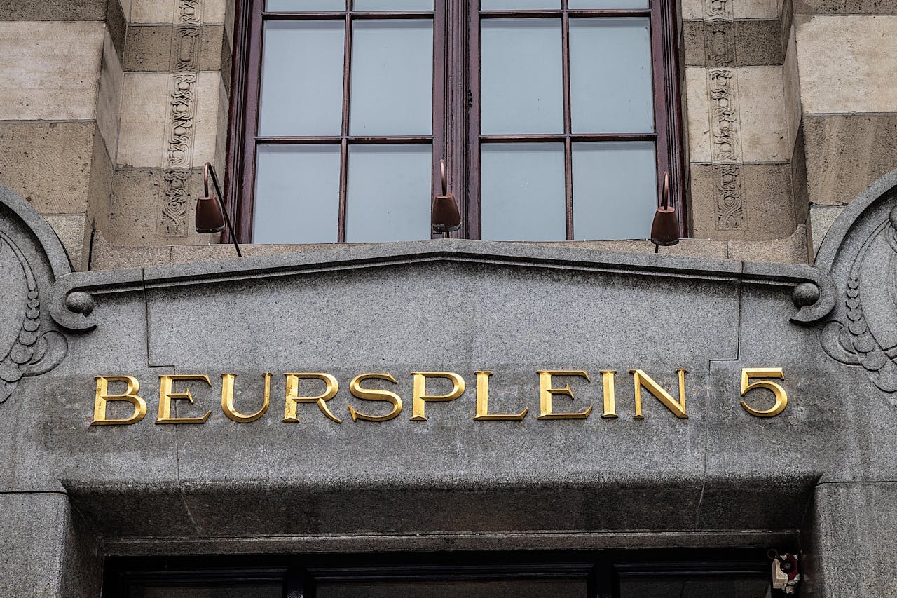 Bijna de helft van de 75 grootste genoteerde bedrijven in Amsterdam stelt de aandeelhouders voor om het dividend te verhogen.