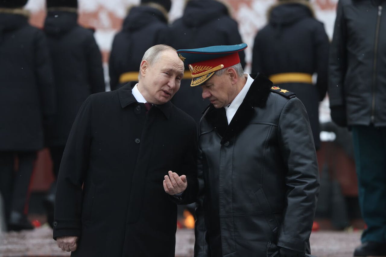 De Russische president Vladimir Poetin (links) en Sergej Sjojgoe (rechts) in Moskou in februari.