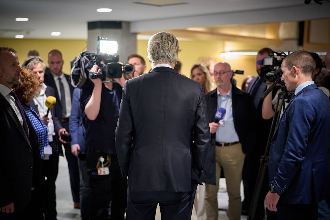 Geert Wilders in gesprek met journalisten.