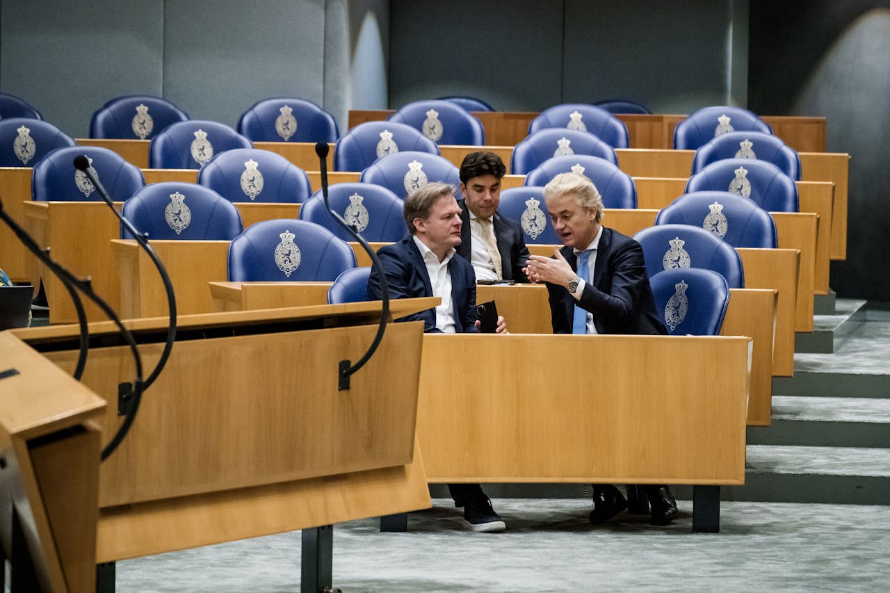 Pieter Omtzigt (NSC, links) en Geert Wilders (PVV) in gesprek in de Tweede Kamer