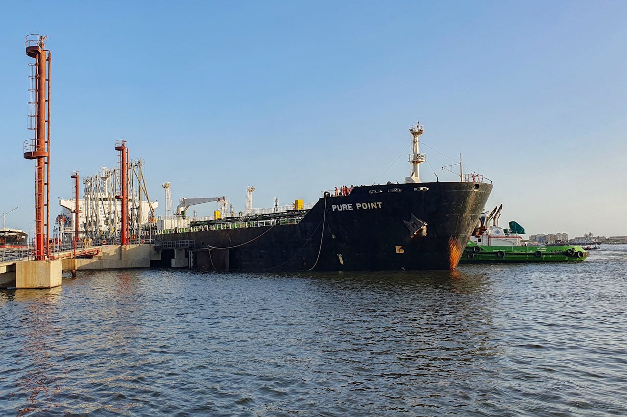 Een Russisch olieschip in de haven.