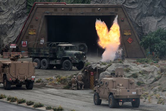 Demonstratie van het leger van de Verenigde Arabische Emiraten op de defensiebeurs IDEX 2019 in Abu Dhabi.