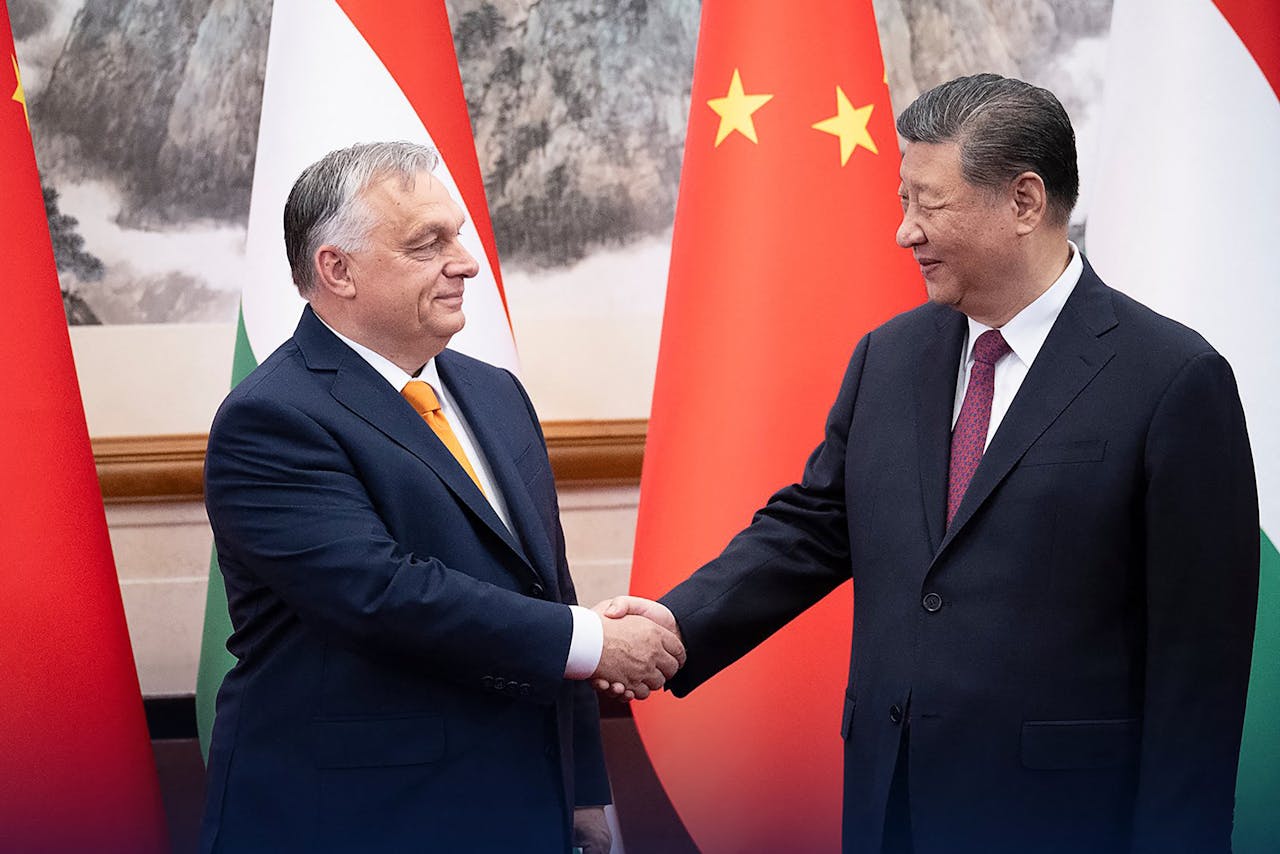 Viktor Orban incontra Xi Jinping (a destra).