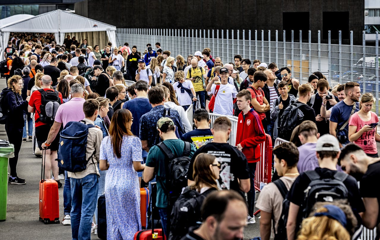 Reizigers stonden in de zomer van 2022 soms tot ver buiten de vertrek- en aankomsthal in de rij.