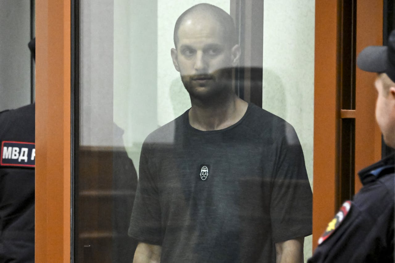 Evan Gershkovich in de rechtbank van Jekaterinenburg.