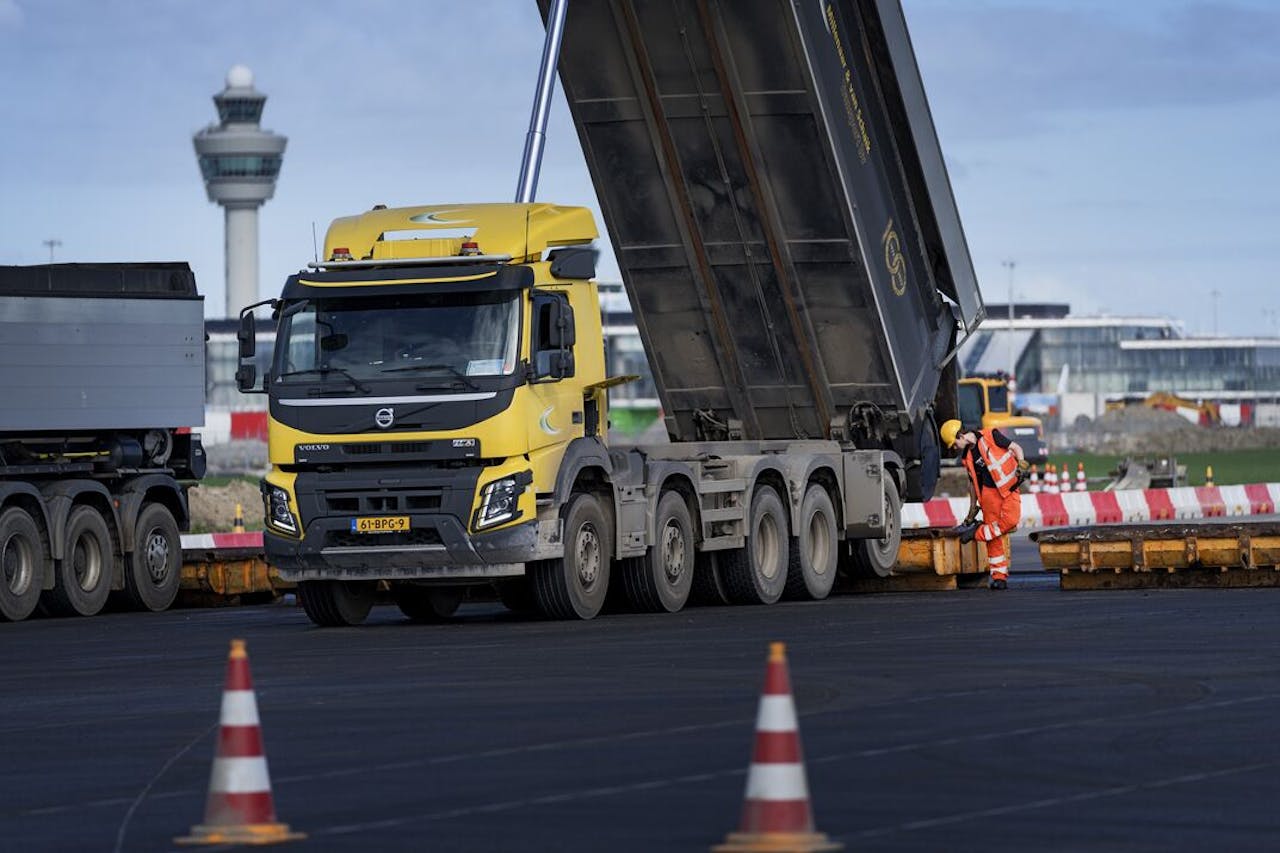 Veel infrastructuur van Schiphol, waaronder de start- en landingsbanen, is toe aan groot onderhoud.
