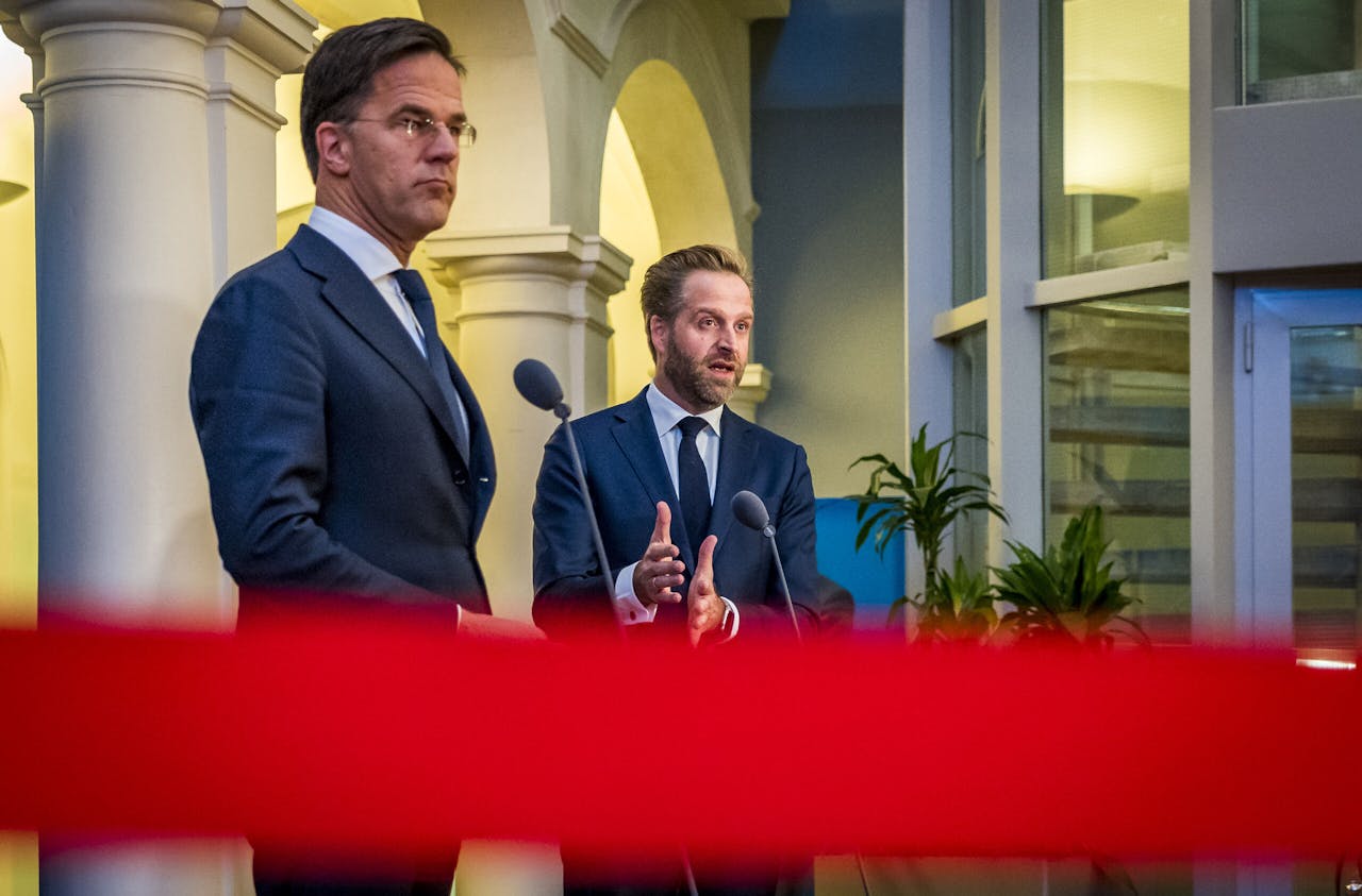 Demissionair premier Mark Rutte en zorgminister Hugo de Jonge van Volksgezondheid, Welzijn en Sport (CDA) geven een toelichting over de situatie rondom de basismaatregelen tegen het coronavirus.