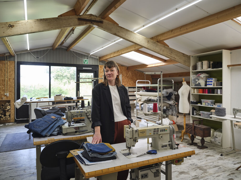 Ontwerper Joline Jolink wil de modewereld opschudden vanuit haar boerderij in Overijssel