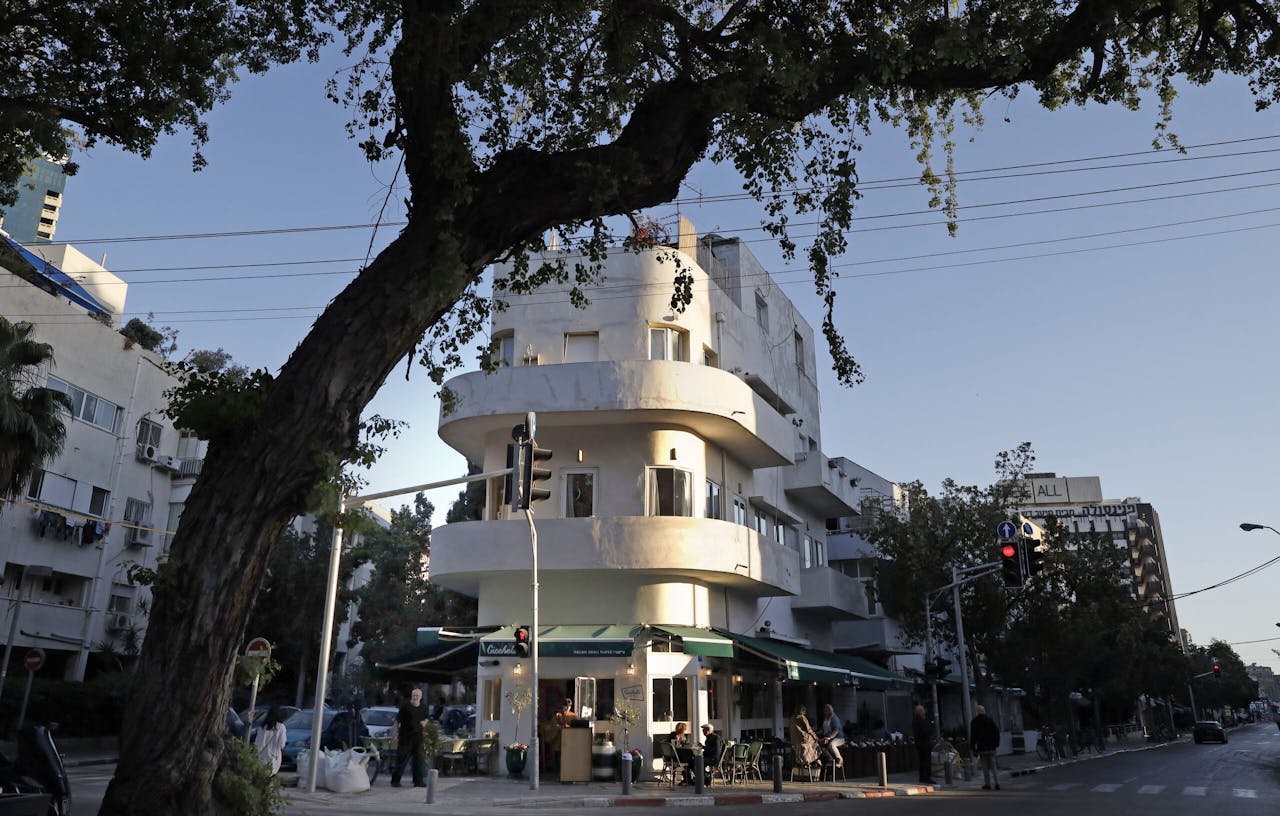Een wooncomplex in Tel Aviv in de stijl van Bauhaus. Na het sluiten van de Duitse kunst- en architectuuropleiding door de nazi's in 1933 vluchtte een deel van de (joodse) leerlingen en docenten naar Palestina, tegenwoordig Israël. Tel Aviv kent daardoor veel op Bauhaus geïnspireerde gebouwen.