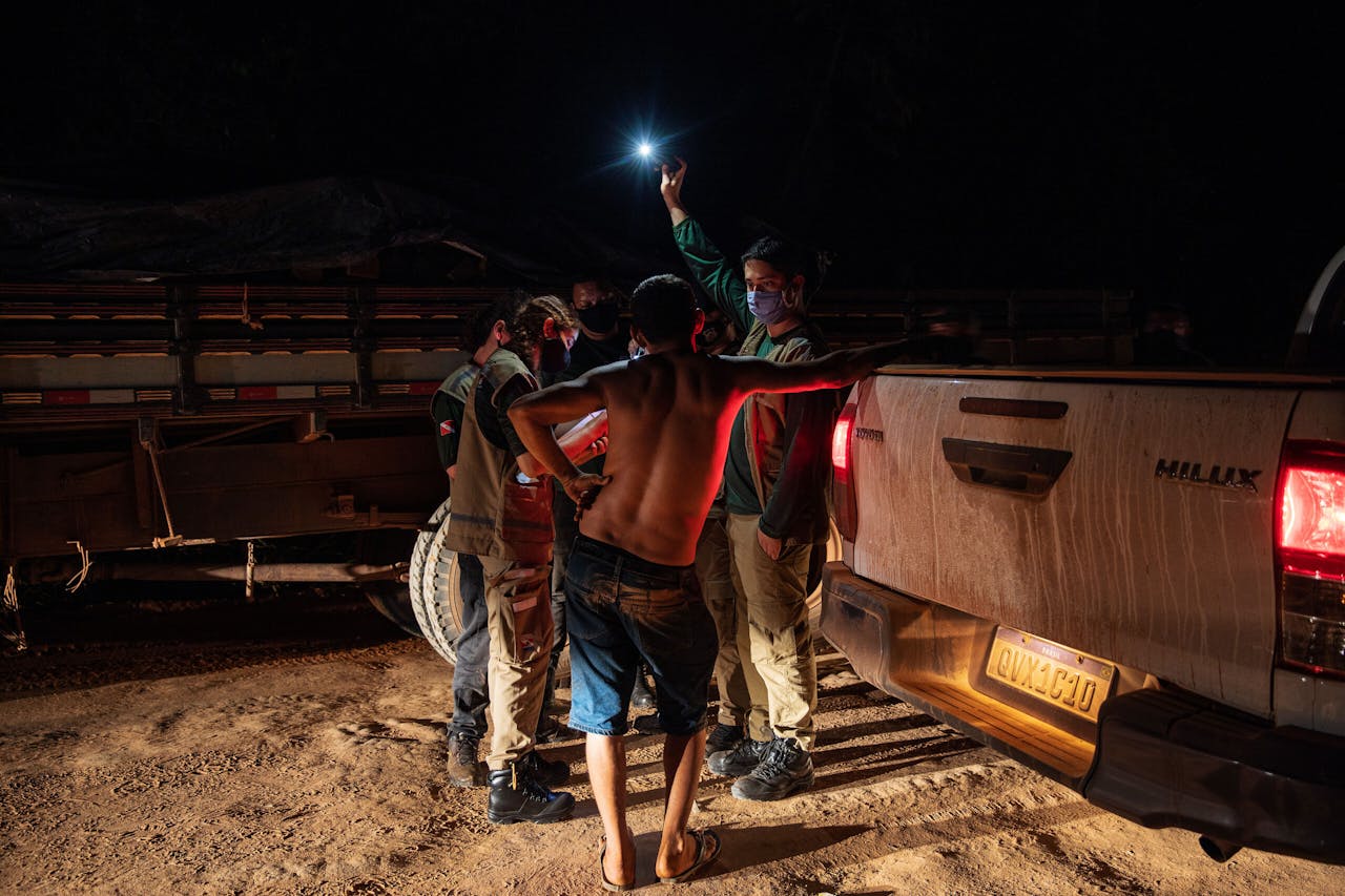 Milieu-inspecteurs in het Braziliaanse Uruará praten met een vrachtwagenchauffeur die rondrijdt met illegaal gekapt hout. Uruará ligt net ten zuiden van de Amazonerivier, midden in het Amazonegebied.