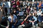 Honderden arrestaties bij protesten tegen Poetin