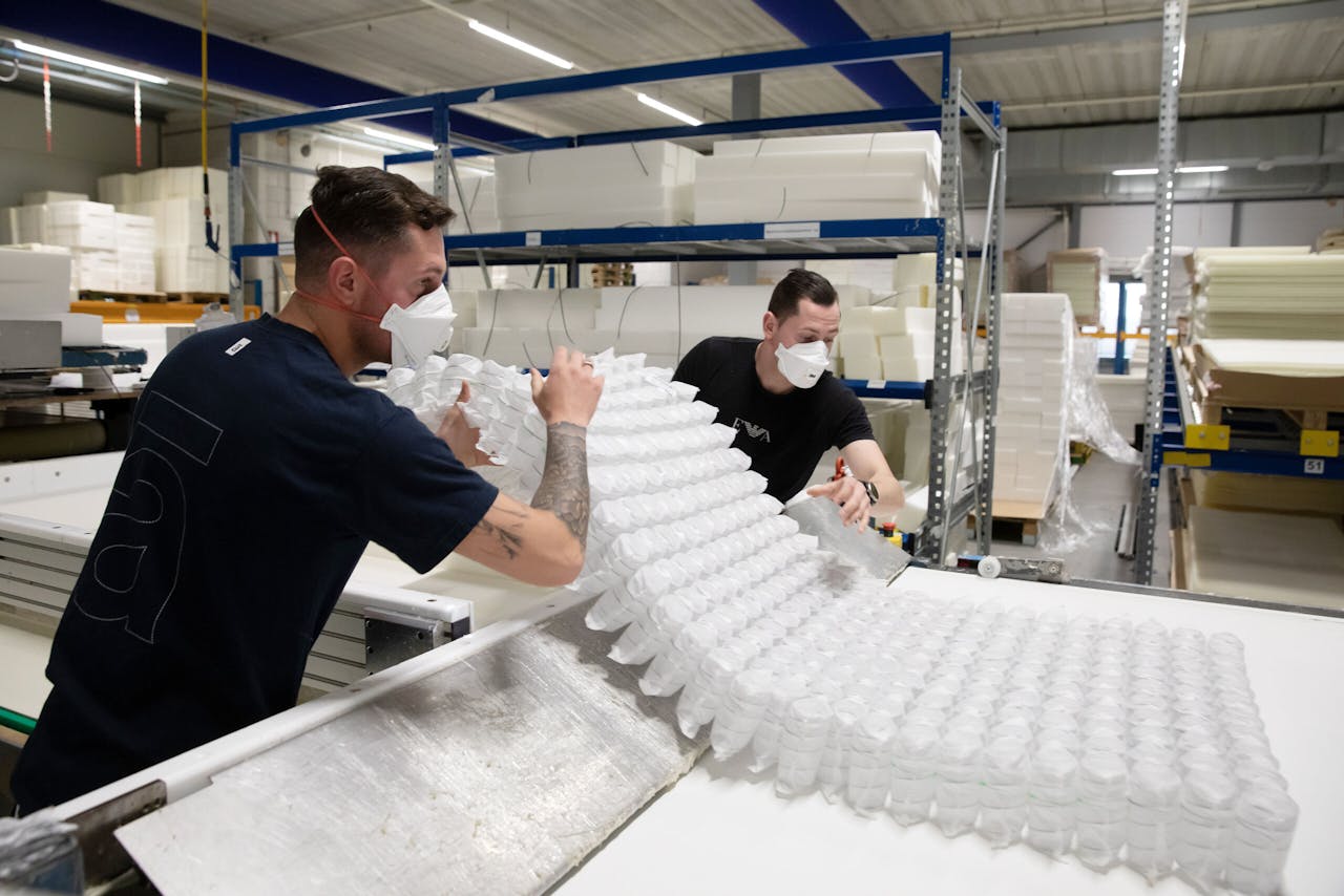 Productiellijn bij beddenmaker Auping in Deventer. Het bedrijf maakt matrassen waarvan alle onderdelen opnieuw kunnen worden gebruikt.