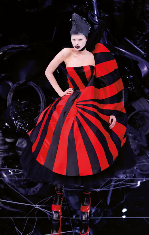 De Erfenis Van Alexander Mcqueen In Tien Kenmerken