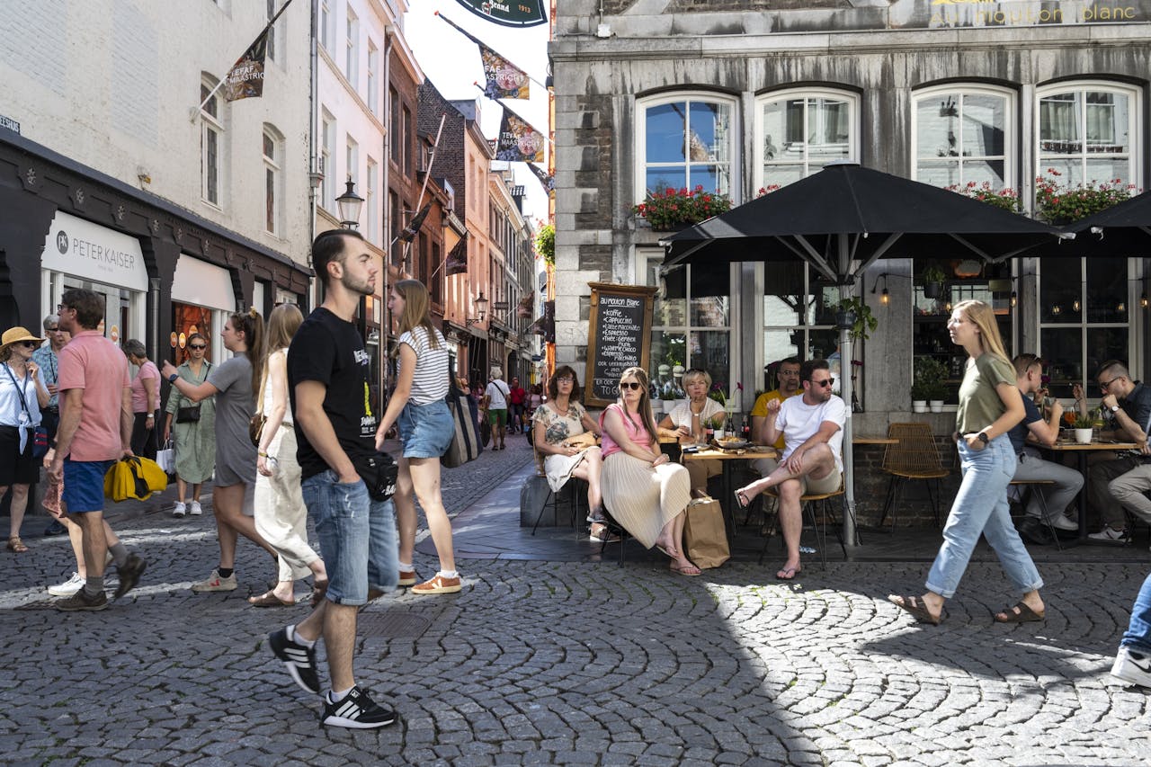 De binnenstad van Maastricht. Consumenten gaven het afgelopen kwartaal vooral meer uit aan horeca, cultuur, recreatie, vervoer en communicatie.