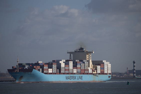 Een containerschip van de Deense rederij Maersk vaart in de Rotterdamse haven.