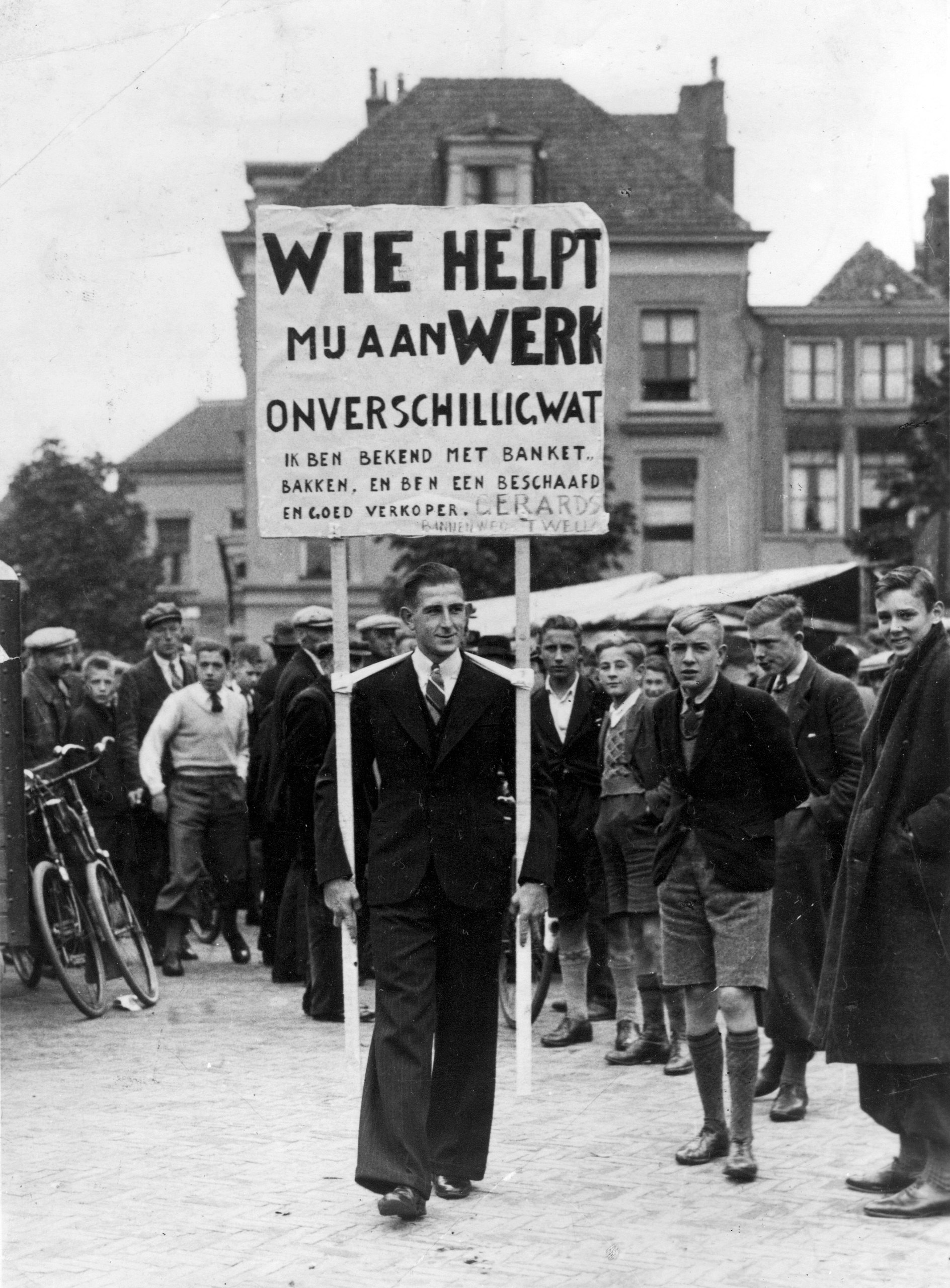 Banketbakker Johannes Gerards uit Twello biedt zijn diensten aan op straat in Deventer tijdens de Grote Depressie van de jaren dertig.