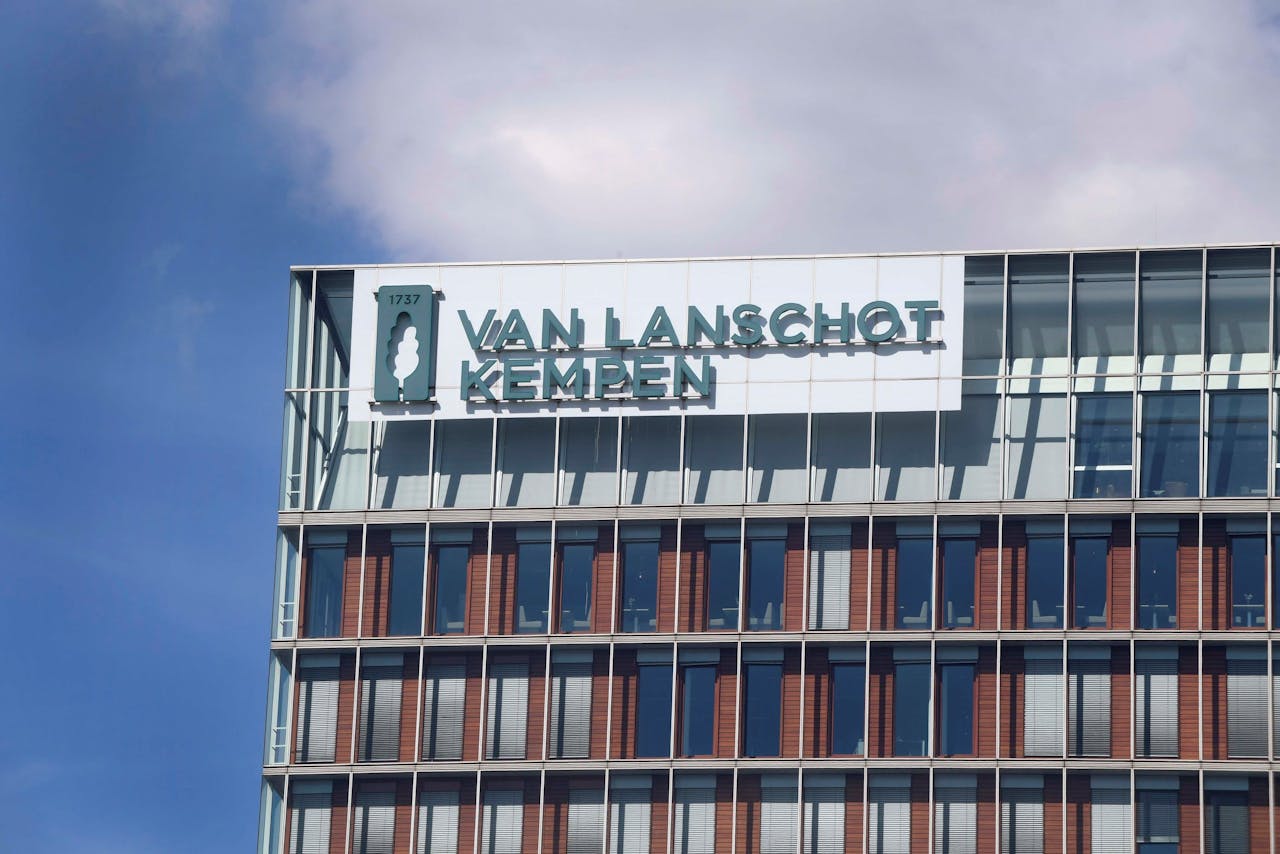 Van Lanschot Kempen verkocht belangen in apothekersketen AIO II en risicoadviseur VLC & Partners voor ruim €52 mln.