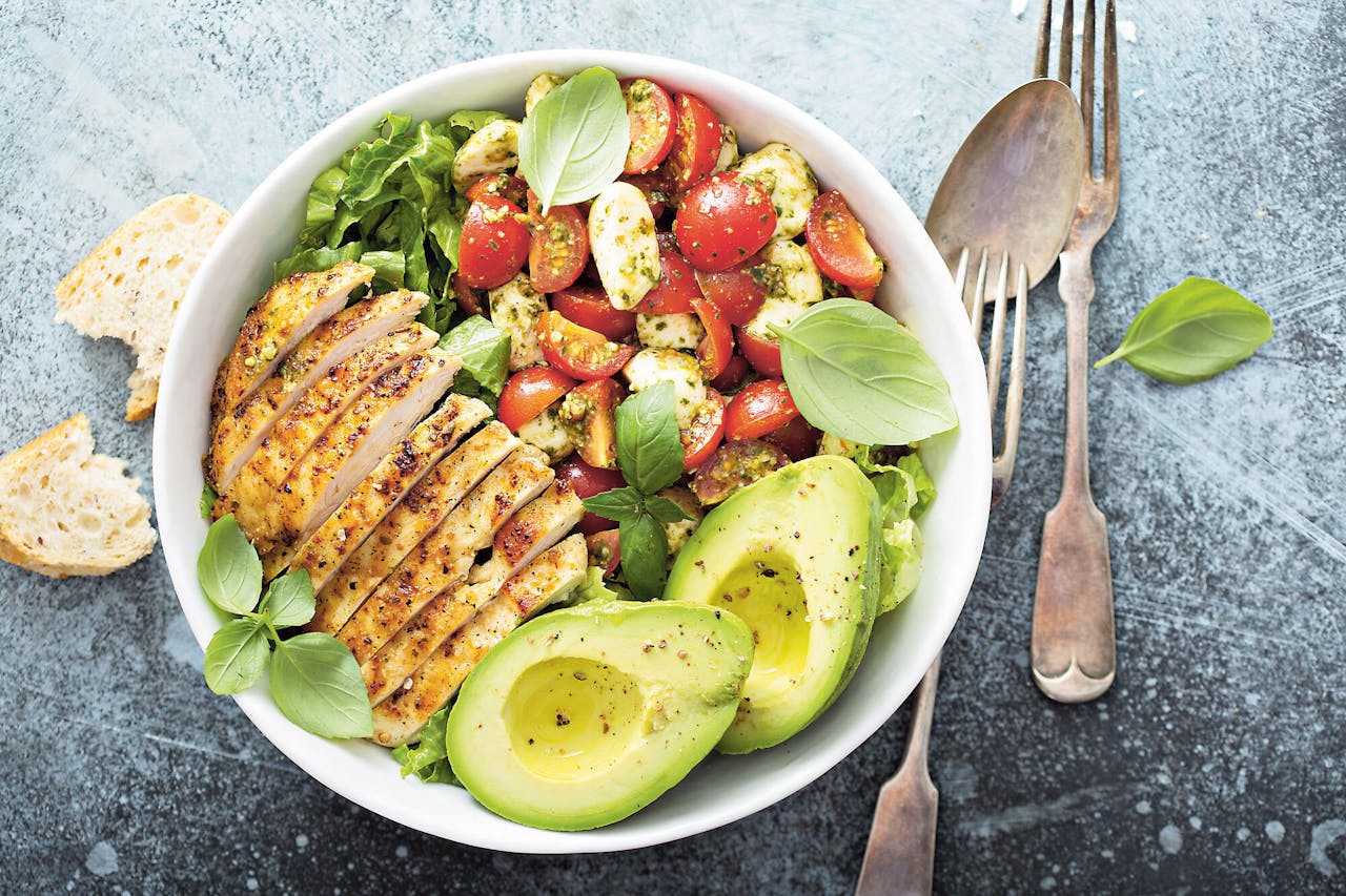Salade met kweekkip.