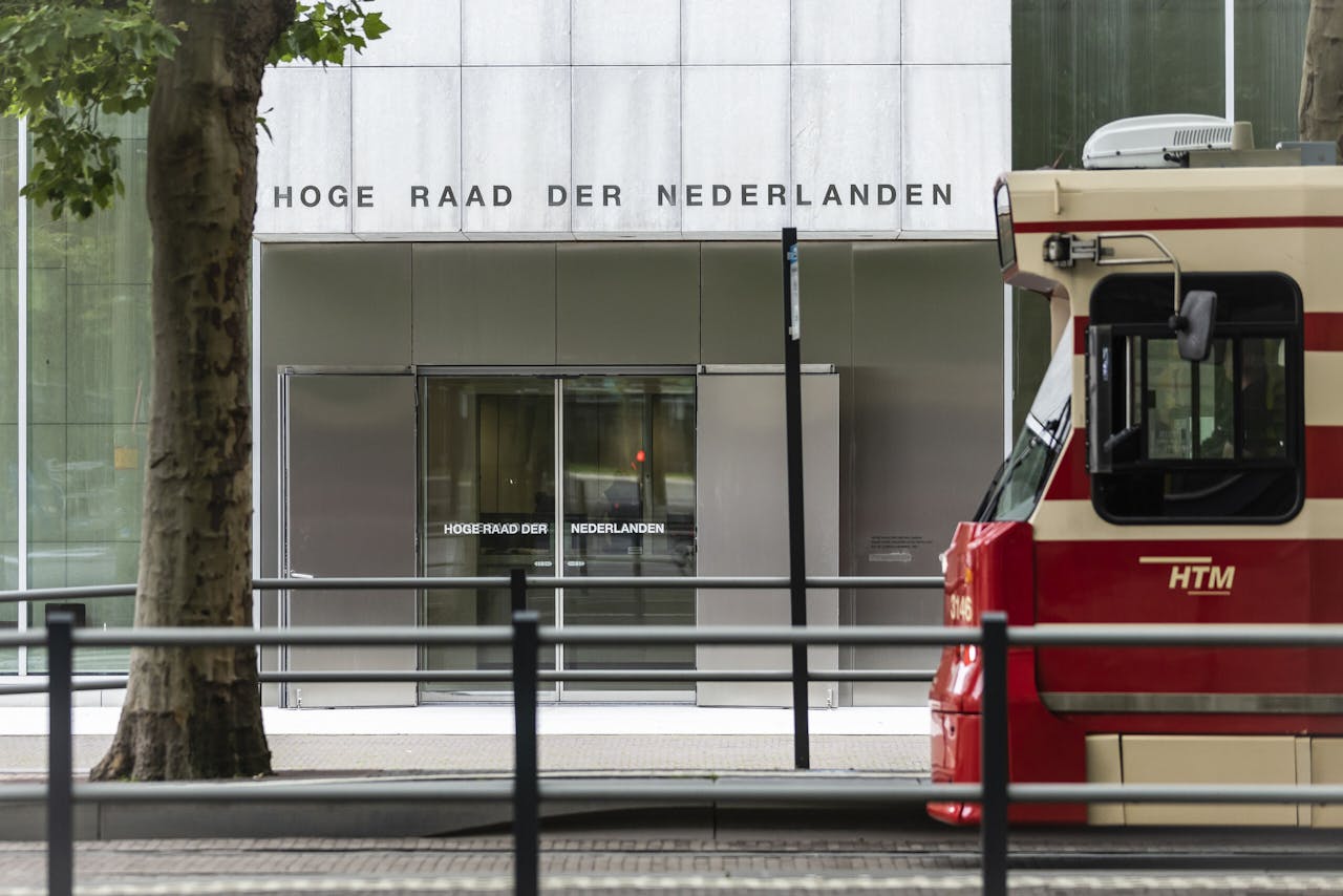 De ingang van het gebouw van de Hoge Raad in Den Haag.