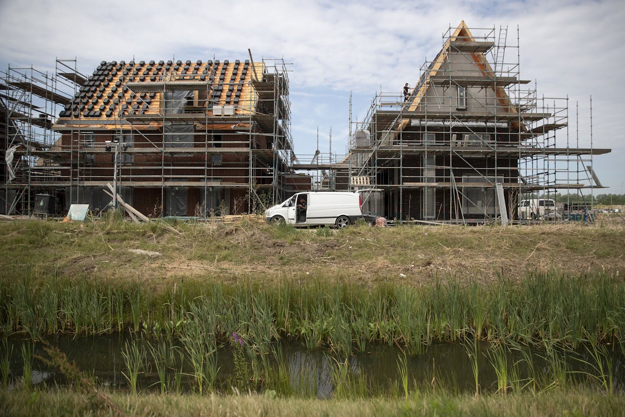 Een bouwplaats in Nederland. Nog altijd blijft het aanbod van bestaande en nieuwbouwwoningen schaars.