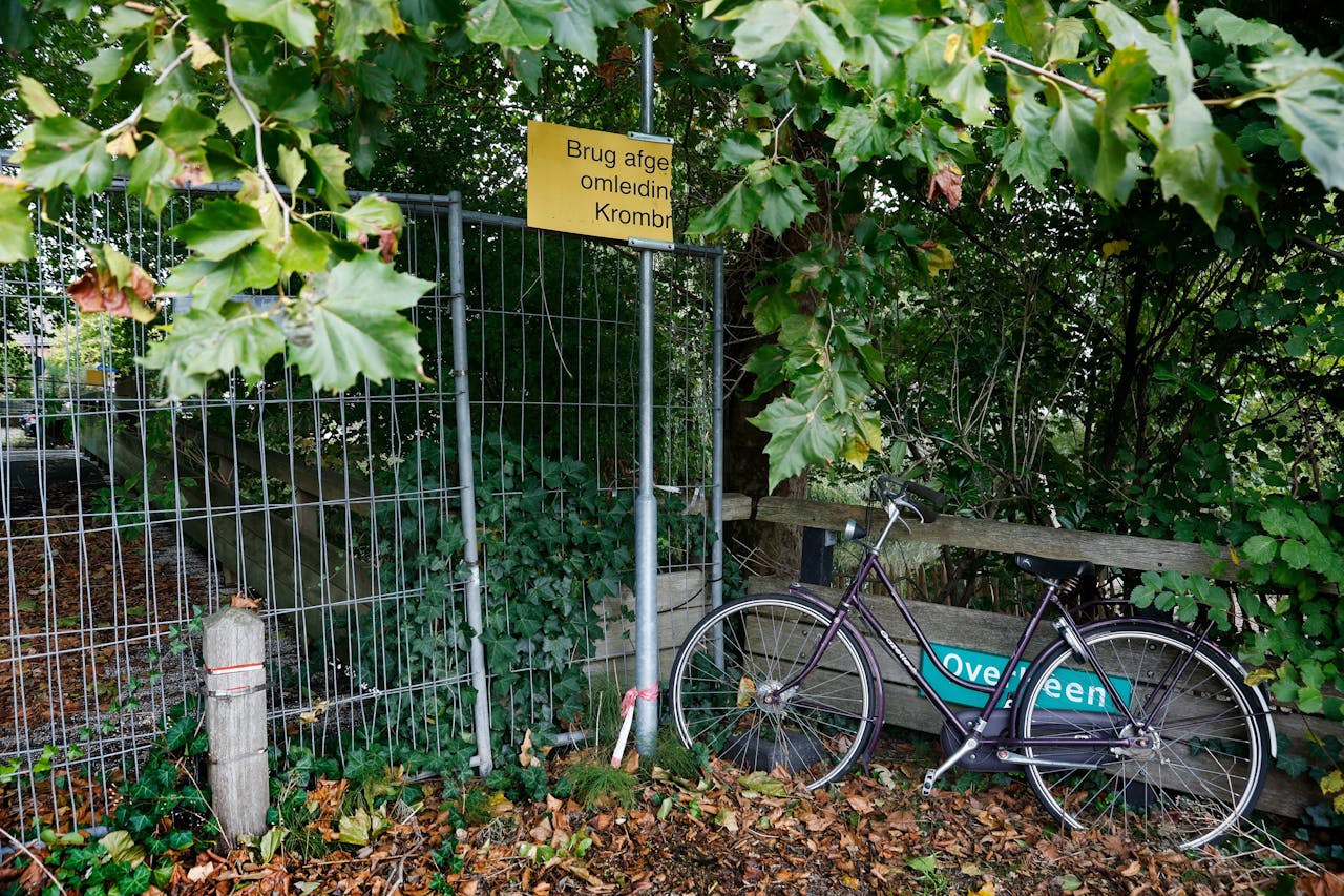 Een voetgangersbrug in Almere Haven die al jarenlang is afgesloten.