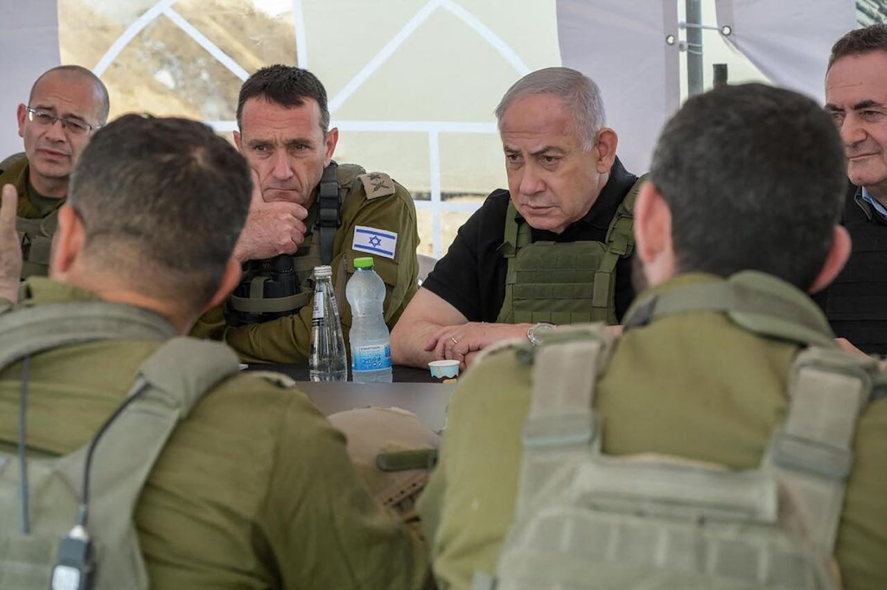 Benjamin Netanyahu (midden) in overleg met zijn defensiestaf.