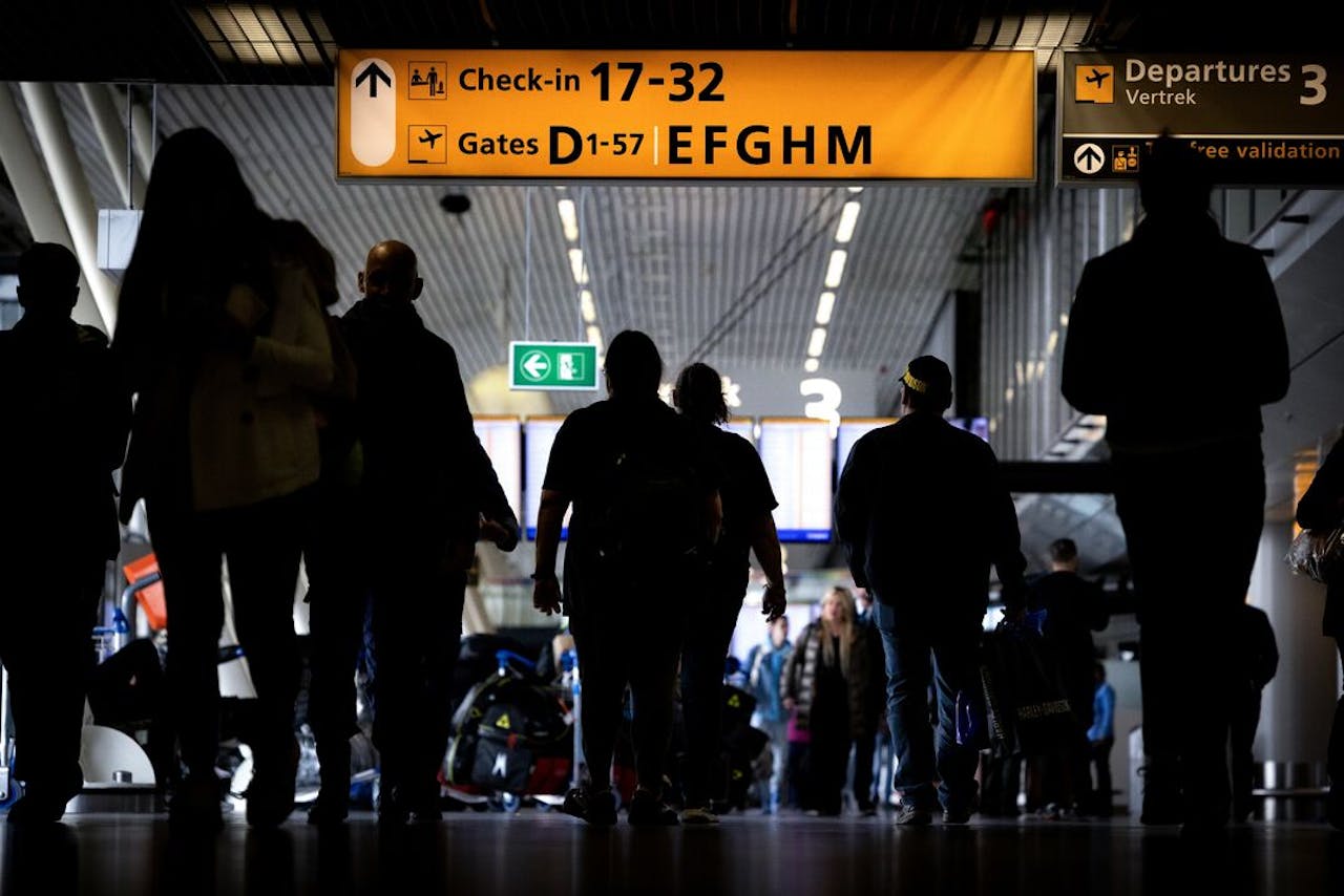 Schiphol verwerkt tienduizenden passagiers per dag, waar elke dag wel een paar drugssmokkelaars uit worden gepikt.