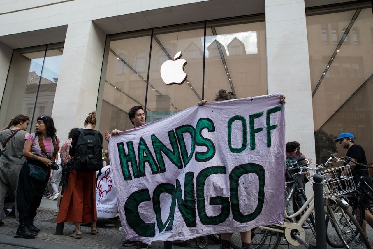 Demonstranten bij een Apple Store in Berlijn, afgelopen mei.