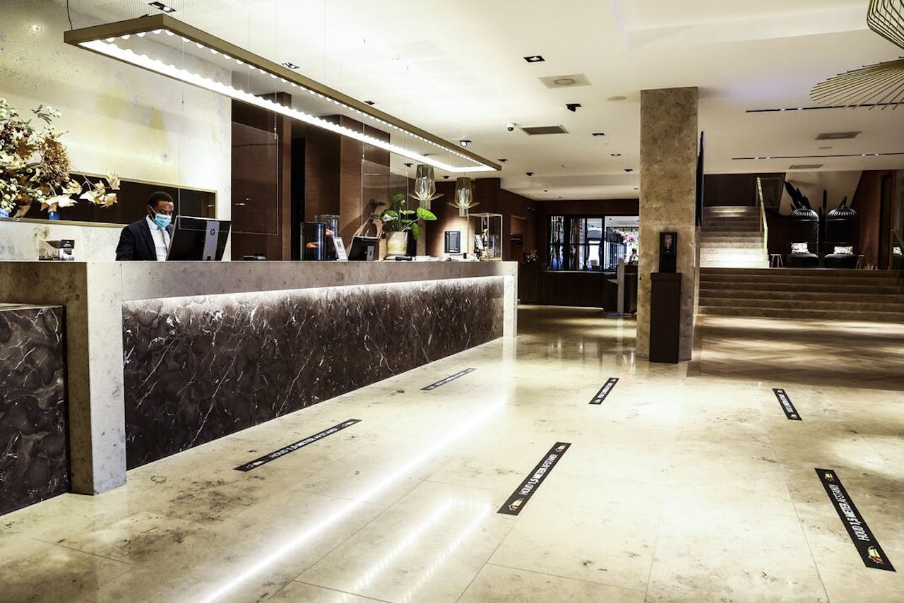 Lege lobby van een Van der Valk-hotel tijdens de coronacrisis.